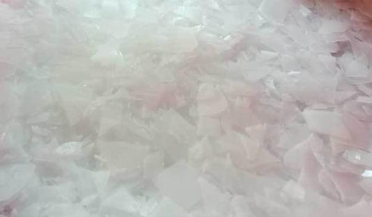 如果出現(xiàn)冰塊粘連，可能是因?yàn)橹票^程中水溫控制不當(dāng)